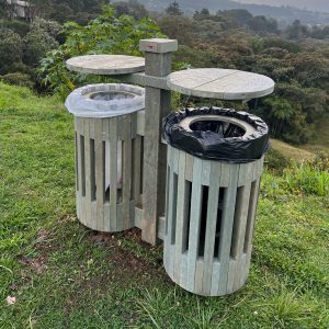 Basurera en Plástico Reciclado – Bambú Doble